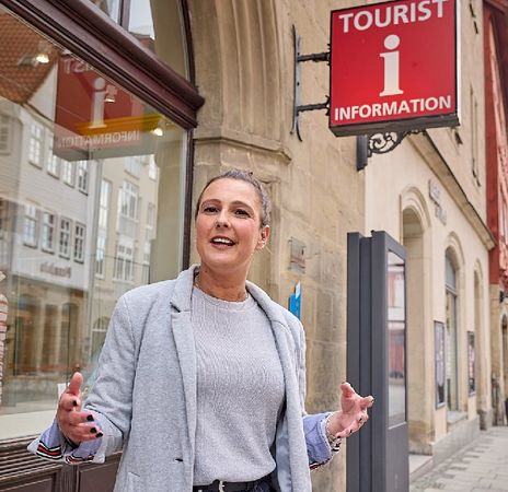 Gästeführerin vor Tourist-Information