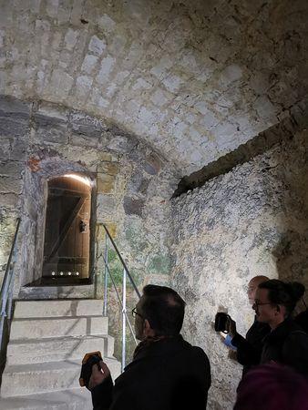 Das Mauerwerk im Kellergewölbe zeit das älteste Burgtor der Veste 